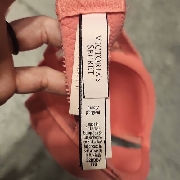 NWT Victoria’s Secret Incredible Pink Plunge Lace Overlay Bra 32DDD - Picture 3 of 5